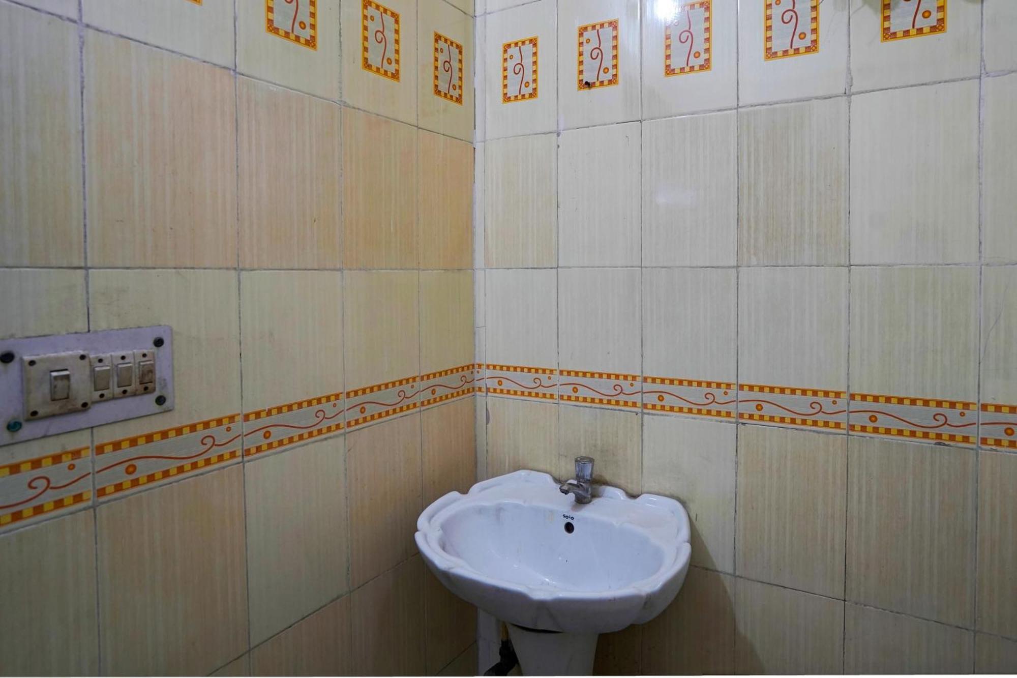 Hotel O 81617 The Pacific Hotel Ghaziabad Bagian luar foto